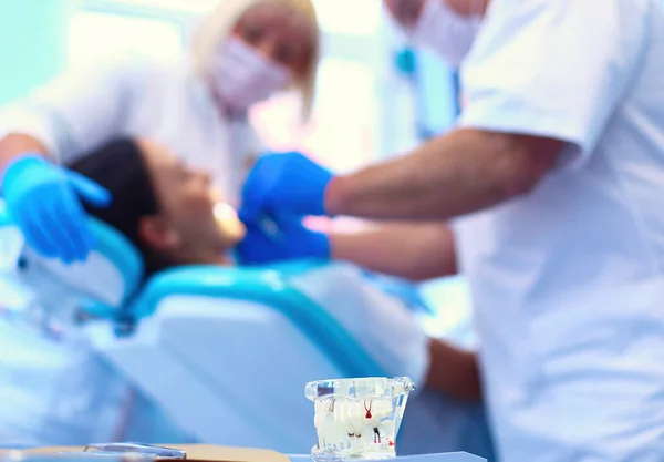 Dentysta Pacjentką Klinice — Zdjęcie stockowe