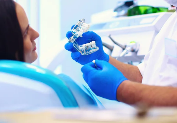 Mulher Sênior Bonita Dentista Tendo Tratamento Dentário Consultório Dentistas — Fotografia de Stock