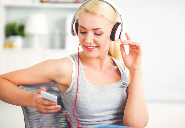 Jonge Mooie Vrouw Thuis Zitten Bank Luisteren Muziek — Stockfoto