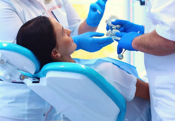 Προσωπογραφία Οδοντιάτρου Που Περιποιείται Δόντια Μιας Νεαρής Γυναίκας Ασθενούς Εικόνα Αρχείου