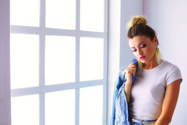 Çalışma odasında duran güzel bir kadın. Güzel kadın.