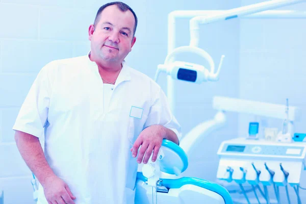 Portret Uśmiechniętego Dentysty Stojącego Klinice Stomatologicznej Zdjęcie Stockowe
