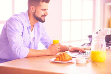 Adam ev mutfağında lezzetli ve sağlıklı yemekler hazırlıyor..