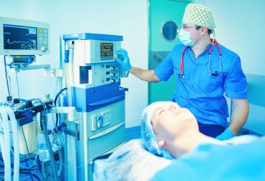 Ameliyathanede çalışan bir cerrah..