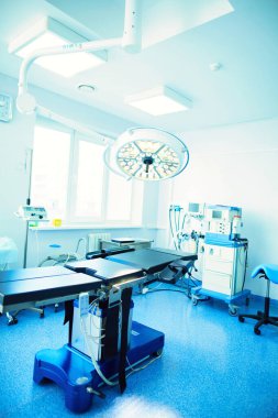 Modern klinikteki ameliyathane..