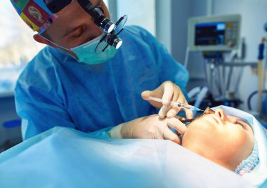 Ameliyathanede çalışan bir cerrah..