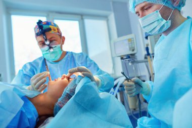 Ameliyathanede çalışan bir cerrah..