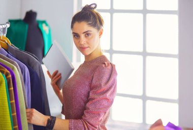 Askıları olan güzel bir stilist..