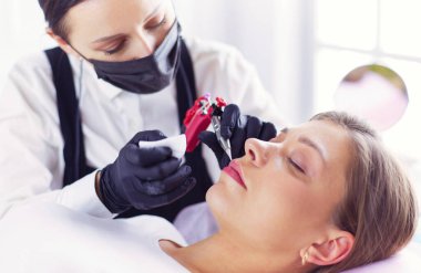 Kalıcı Kalıcı Kaşlara Makyaj Uygulayan Kozmetikçi.