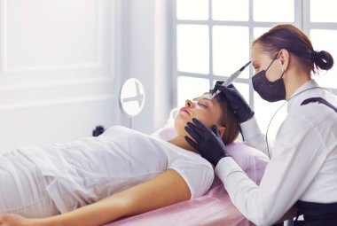 Mikroplu kaşlar güzellik salonunda akıyor.