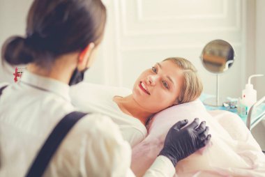 Mikrobleyding kaşlar akışında bir Güzellik Salonu.