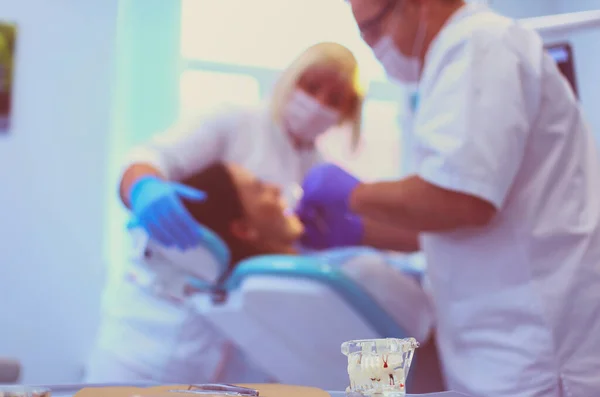 Dentista Hombre Con Paciente Mujer Clínica —  Fotos de Stock