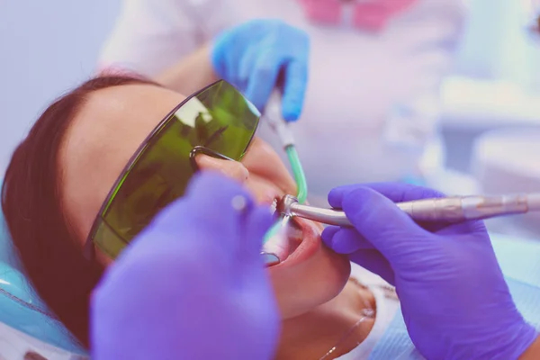 Diş Hekimi Diş Hekimlerindeki Hasta — Stok fotoğraf