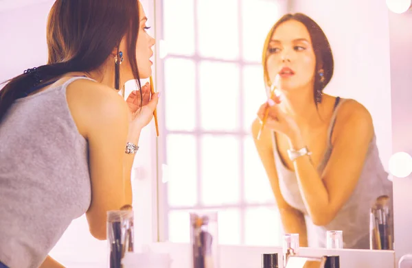 Junge Frau Trägt Lippenstift Vor Dem Spiegel Auf — Stockfoto