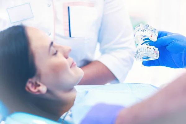 Retrato Dentista Que Trata Los Dientes Una Paciente Joven Imagen de stock