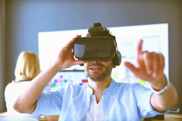 Junger Männlicher Softwareprogrammierer Testet Neue App Mit Virtual Reality Brille lizenzfreie Stockfotos