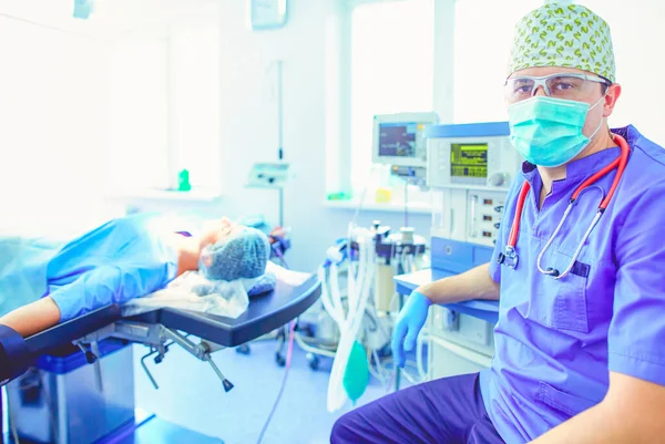 Mannelijke Chirurg Achtergrond Operatiekamer Stockafbeelding