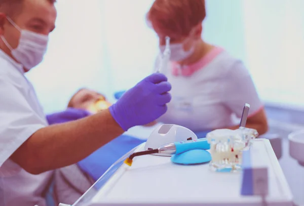 若い女性患者の歯を扱う歯科医の肖像 ストック画像