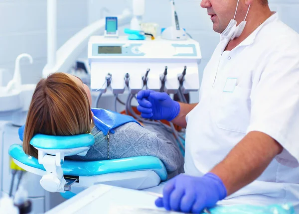Starszy Dentysta Gabinecie Stomatologicznym Rozmawia Pacjentką Przygotowuje Się Leczenia Obrazek Stockowy