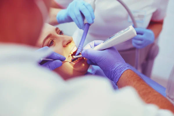 Médico Paciente Clínica Dental Fotos De Stock Sin Royalties Gratis