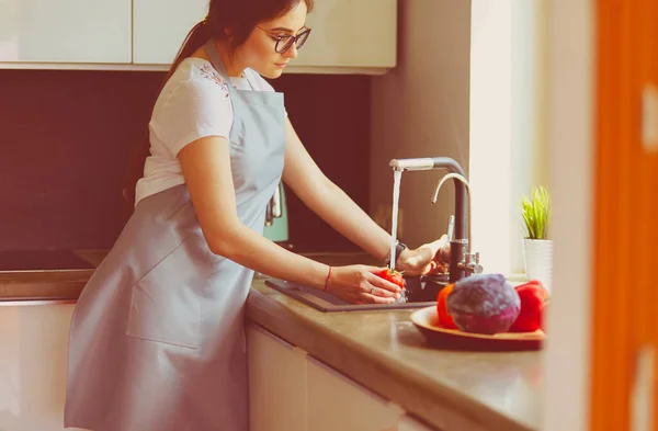 Γυναίκα Πλύσιμο Τοματών Στην Κουζίνα Νεροχύτη Κοντά Royalty Free Εικόνες Αρχείου