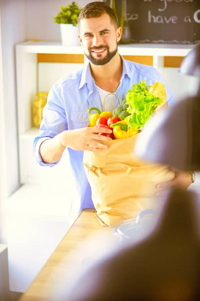 Muž Držící Papírovou Tašku Plnou Potravin Pozadí Kuchyně Nákupní Zdravé Royalty Free Stock Fotografie