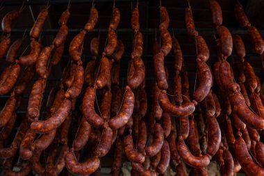 Lezzetli geleneksel İspanyol sucukları, ev yapımı füme domuz sosisi.