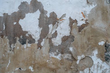 Yıpranmış kireç suyuyla eski beton duvar. 