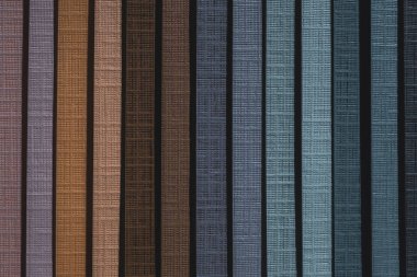 Gelteks kumaşlı kumaş örneği ve mavi-kahverengi renk paleti içeren kumaş örnekleri. 