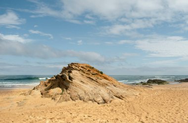 Liencres Doğal Parkı, Cantabria, İspanya 'daki kumlu bir sahilde kayalık bir çıkıntı.