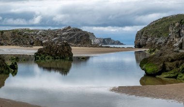 Costa Quebrada, Cantabria, İspanya 'da Rocky deniz manzarası