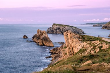 Kırık Liencres, Cantabria, İspanya kıyıları boyunca gün batımında güzel bir kıyı manzarası.