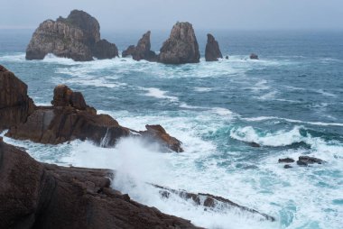 Cantabrian Denizi, Kuzey İspanya, Costa Quebrada boyunca Urros de Liencres olarak bilinen kayalık oluşumlara çarpıp onları oyuyor.