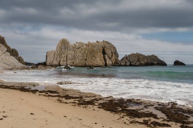Arnia sahilindeki deniz yığınları, Playa de los Farallones olarak da bilinir. Liencres, Broken Coast, Cantabria, İspanya 'dan Costa Quebrada