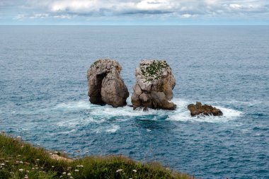 Urro del Manzano (ayrıca Canto del Diablo veya La Puerta olarak da bilinir), Cantabrian Denizi 'nin dalga hareketi tarafından oyulmuş kaya oluşumları. Urros de Liencres, Costa Quebrada, Cantabria, Kuzey İspanya