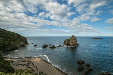 Pendueles 'deki Castiellu plajı sular yükseldiğinde, kendine özgü tombolosu suyla kaplıdır.