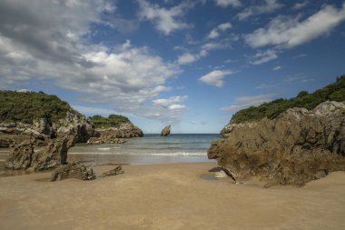 İspanya 'nın güzel Buelna, Asturias plajlarında karma oluşumları