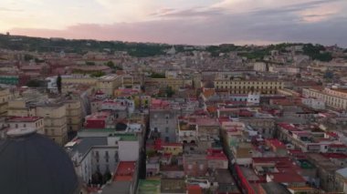Tarihi şehir merkezinde gelişimin üzerine uç. Alacakaranlıkta çeşitli konutlar ve saraylar. Napoli, İtalya.