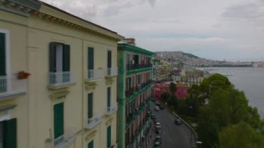 Çok katlı otellerin ya da deniz kıyısındaki apartmanların renkli cephelerinde dar uçuşlar. Meşhur seyahat noktasında tatil. Napoli, İtalya.