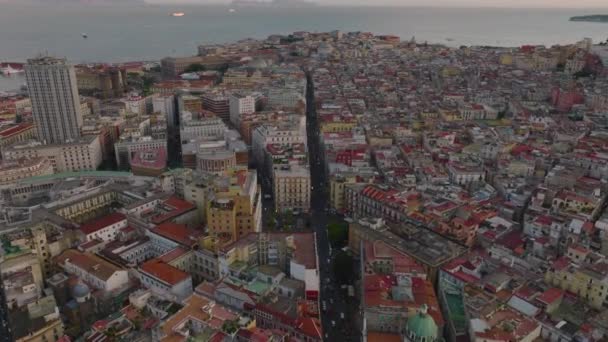Alacakaranlıkta Deniz Kıyısındaki Caddelerin Şehir Merkezindeki Çeşitli Binaların Üzerinde Ilerliyorlar — Stok video