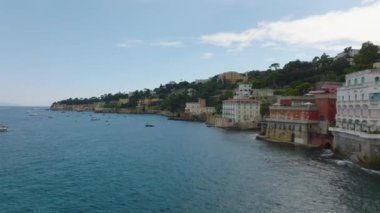 Akdeniz kıyısındaki lüks tarihi villalar boyunca ilerliyorlar. Napoli, İtalya.