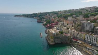 Deniz kıyısının seyahat rotasındaki hava panoramik görüntüleri. Su boyunca lüks mülklerin üzerinden uç. Napoli, İtalya.