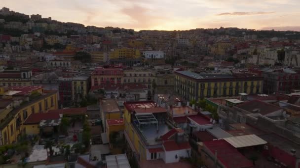 黄昏时惊人的城市景象 前进方向在有彩色立面的历史性公寓楼上方飞行 意大利那不勒斯 — 图库视频影像