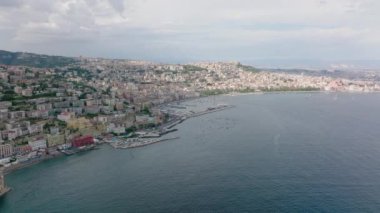 Deniz kıyısında şehir manzarası soluyor. Lüks seyahat ve şehir limanındaki binalar. Napoli, İtalya.