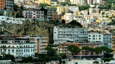Dairelerin ve otellerin kayalıklarda dik yamaçlarda inşa edildiği yakınlaştırılmış bir manzara. Turistik bölgelerdeki renkli binalar. Napoli, İtalya.