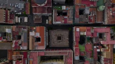 Dar sokakları ve küçük evleri olan tarihi şehir merkezinin en alt sahnesi. Renkli çatılar. Napoli, İtalya.