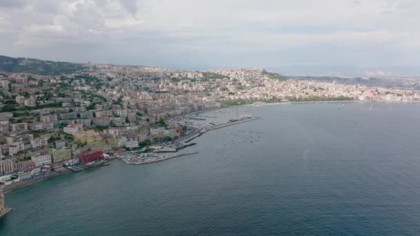Oddech Biorąc Panoramę Miasta Wybrzeżu Morza Budynki Luksusowym Celu Podróży — Wideo stockowe