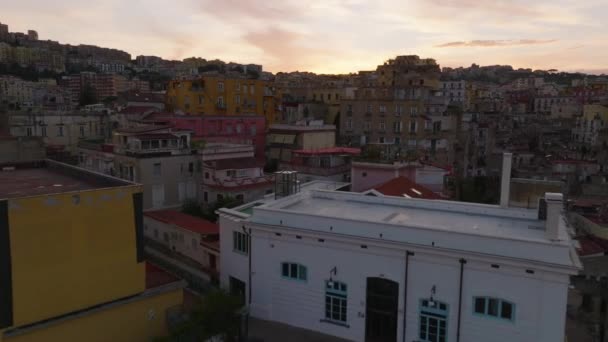 前移带着具有历史色彩的建筑物飞越城市住宅区 在暮色的天空下观看 意大利那不勒斯 — 图库视频影像