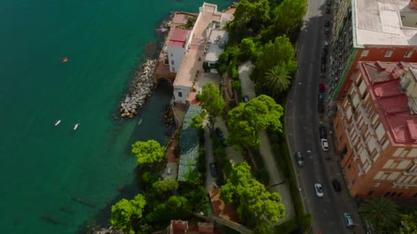 Θέα Ψηλά Στη Θάλασσα Πεντακάθαρα Γαλαζοπράσινα Νερά Κτίρια Και Καταπράσινα — Αρχείο Βίντεο