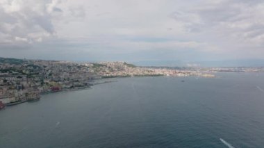 Napoli Körfezi 'nin hava panoramik görüntüleri. Deniz kıyısındaki büyük binalar ve marinadaki yatlar. Napoli, İtalya.